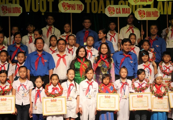 พิธีสดุดียุวชนที่ยากจนแต่มีผลงานดีเด่นทั่วประเทศ